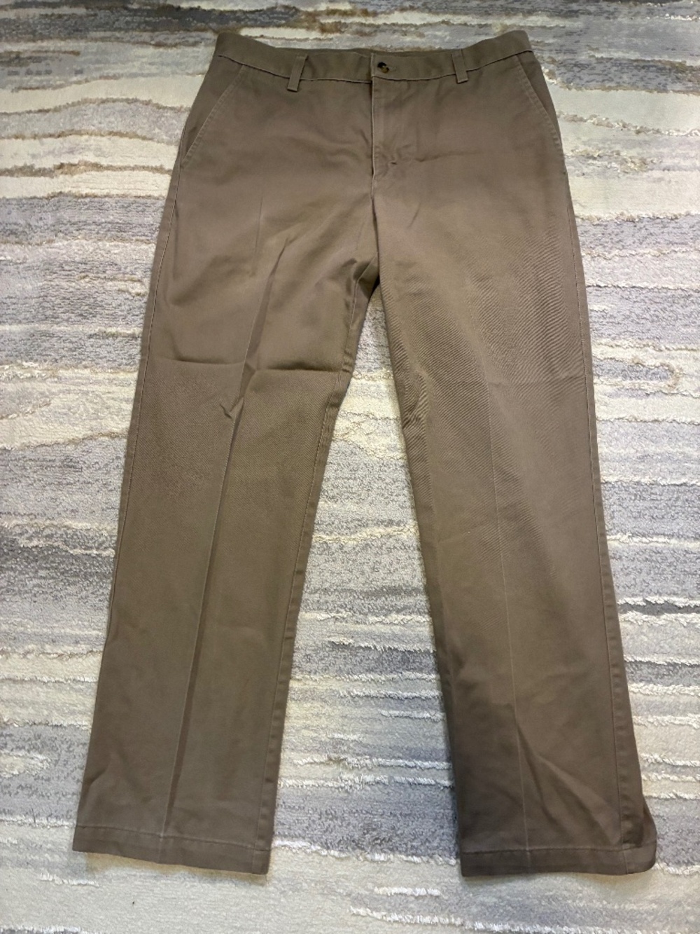 Van Heusen Taupe/Khaki flat front dress pants Men’s 33/32. 100% cotton. EUC
